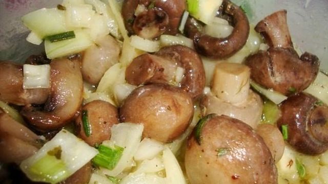 Маринованные белые грибы: рецепт на зиму, приготовление в домашних условиях, вкусные, время, с шампиньонами без стерилизации, маринад