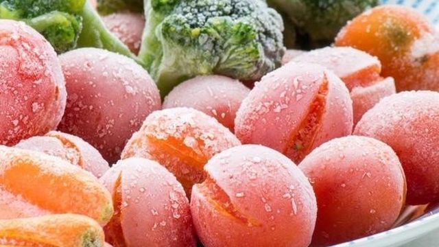 ТОП 10 рецептов, как заморозить на зиму помидоры в морозилке в домашних условиях, кусочками и целиком